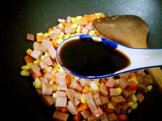 14、午餐肉炒杂蔬,放入1汤匙生抽