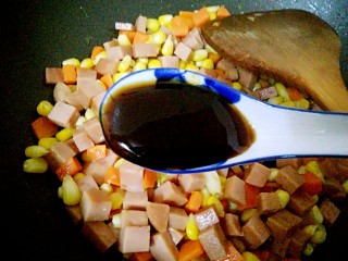 15、午餐肉炒杂蔬,放入1汤匙蚝油