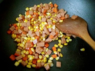 16、午餐肉炒杂蔬,翻炒均匀即可出锅