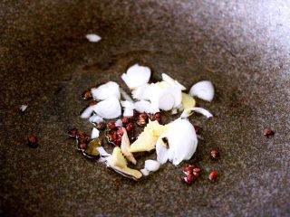 6、绿色美食+酸辣粉,再另起油锅倒入剩下的30克花生油、爆香花椒后加入葱姜丝爆香