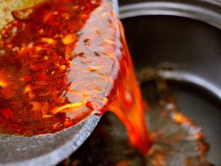 9、绿色美食+酸辣粉,砂锅中倒入刚刚煮沸的汤汁