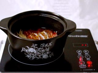 13、绿色美食+酸辣粉,继续大火煮沸后转小火炖煮、看见红薯粉变软断生后