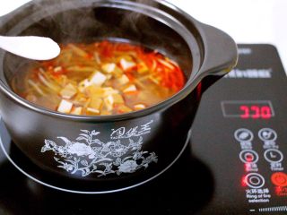 15、绿色美食+酸辣粉,继续大火煮沸后、加入盐和鸡精调味