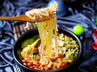 21、绿色美食+酸辣粉,搅拌均匀后即可食用、诱惑到你没有