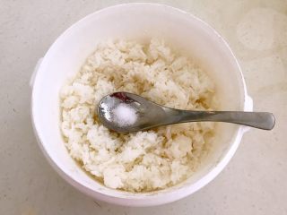 2、牛油果寿司,加入精盐