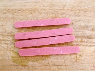 5、牛油果寿司,把儿童肠剥皮后切成两半