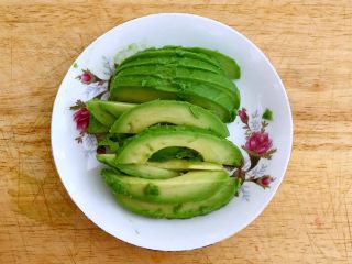 7、牛油果寿司,把牛油果剥皮，取出果肉，切成小条