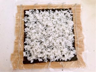11、牛油果寿司,把米饭均匀的铺在紫菜上