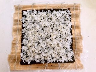 12、牛油果寿司,均匀的撒上一层黑白芝麻