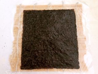 10、牛油果寿司,在保鲜膜上放一片紫菜，粗面向上