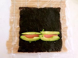 13、牛油果寿司,把米饭翻到下面，在紫菜上加入火腿条和牛油果