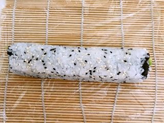 14、牛油果寿司,卷起来，尽量卷得紧实点，翻面寿司做好了
