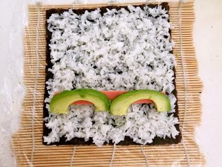15、牛油果寿司,另取一片紫菜，在上面铺上米饭，放入火腿肠和牛油果
