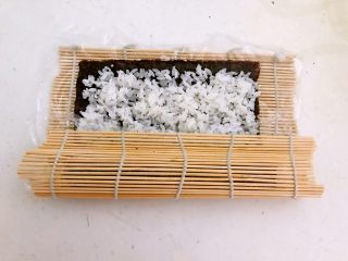 16、牛油果寿司,卷起来，卷得紧实点