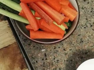 2、寿司午餐,切条，并过一下热水，尽快捞出