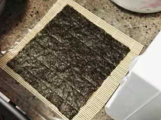 4、寿司午餐,准备，然后把饭铺在上面，不用太多，铺平
