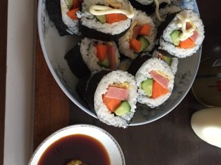 6、寿司午餐,最后切时到要沾水，摆盘时加上沙拉酱，完美～