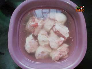 1、酱骨头,想要肉好吃不腥,一定要在凉水中泡血水,半小时换一次清水,换水时要多冲几遍