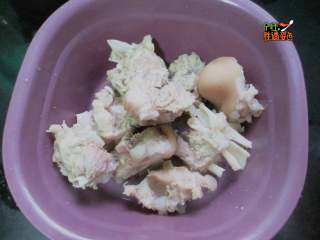 2、酱骨头,大火煮开后将骨头翻滚一下,直至骨头没有血后捞出。捞骨头时一定注意不要把浮沫带到骨头上