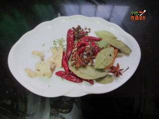 3、酱骨头,准备卤料,家里有的香料都用上了,也可以直接买现成的卤料