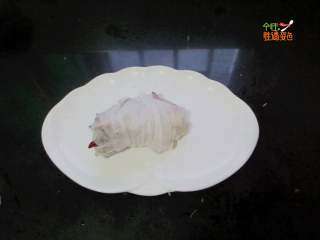 4、酱骨头,用纱布把所有的香料都包起来