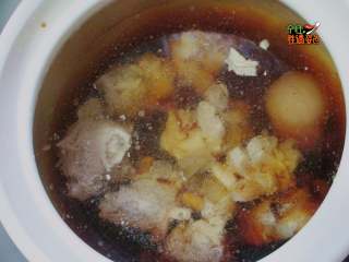 5、酱骨头,将焯好水的骨头放入砂锅里,加入冷水,水刚过骨头 放入料酒、耗油、糖、老抽、生抽,