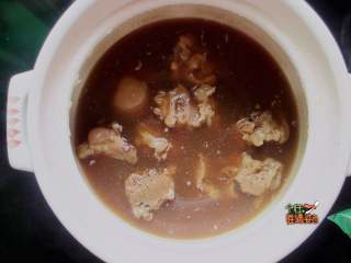 7、酱骨头,等锅里的水收了四分之三的时候用锅铲翻一翻骨头。