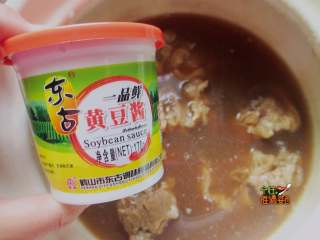 8、酱骨头,加入一勺黄豆酱、一勺干黄酱