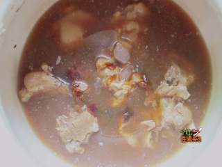 9、酱骨头,盖盖子继续煮大概20分钟,一定要看着锅,不要让酱糊锅