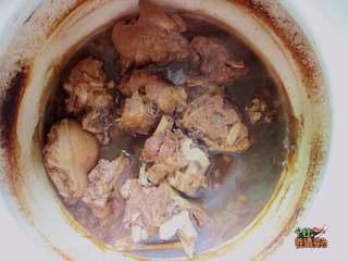 10、酱骨头,煮烂后汤汁要保持剩骨头的一半左右,肉糊烂了就好要留汤,不能熬干