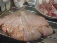 1、烤全鸡,脱骨鸡肉用花椒粉抹一遍..加米酒和生抽腌制过夜