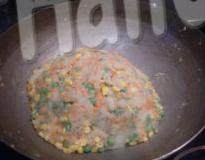 3、烤全鸡,加入香油，盐和现磨成粉的粗粒黑胡椒调味，拌好的土豆泥填入鸡肚子中