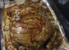 6、烤全鸡,取出再抹一层酱料烤30分钟