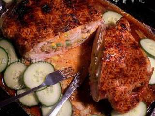 7、烤全鸡,再取出翻面，刷一层酱料最后烤30分钟，总共烤1个半小时