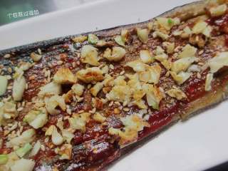 9、蒜蓉烤茄子,撒上一把蒜蓉，烤箱200度预热五分钟，入烤箱烤十分钟即可