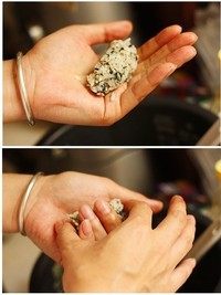 3、火炙饭团子,取适量的米饭，在手心中捏紧，调整形状成为一个貌美的饭团子。