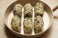 4、火炙饭团子,摆放在盘子中。