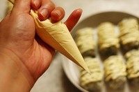 5、火炙饭团子,蛋黄酱装入裱花袋，剪开一个小小的口，记得是小小的口，口太大的话，挤出来的线条过粗，火炙的时候不容易烧透。