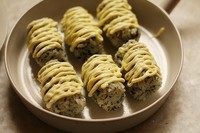 6、火炙饭团子,把蛋黄酱均匀的挤在团子上。