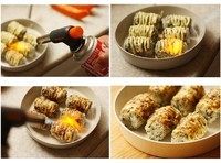 7、火炙饭团子,火枪开火，慢慢移动火枪，均匀火炙。看到蛋黄酱基本都被融化了的程度就差不多可以了。