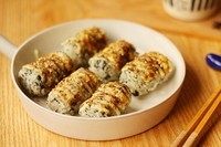 8、火炙饭团子,香味真是半间房间都能闻到！一定要放凉一点再吃，刚刚烧好的会有些烫，容易伤到口腔。