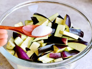 2、酱爆肉末茄子煲,茄子切条，加入盐