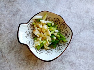 5、酱爆肉末茄子煲,葱姜蒜切末