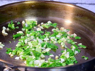 7、酱爆肉末茄子煲,锅中留底油，下葱姜蒜爆香