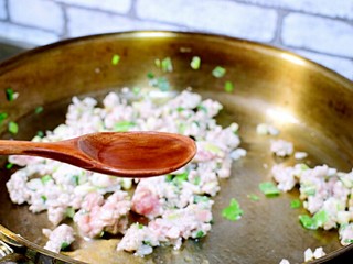 9、酱爆肉末茄子煲,加料酒