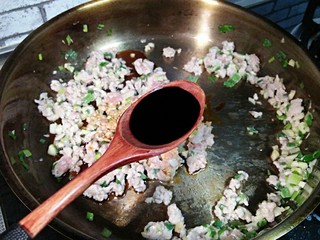 10、酱爆肉末茄子煲,加生抽和老抽