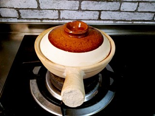 15、酱爆肉末茄子煲,加盖，再加热两分钟即可