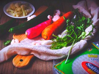 1、越南春卷 春天的小清新,准备材料 搭配的几样蔬菜可按自己口味选择