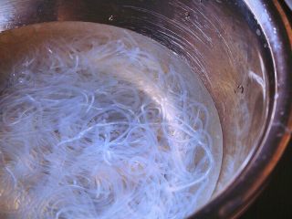 2、越南春卷 春天的小清新,粉丝放温水中泡软