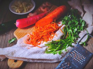 4、越南春卷 春天的小清新,然后用擦丝器擦成丝